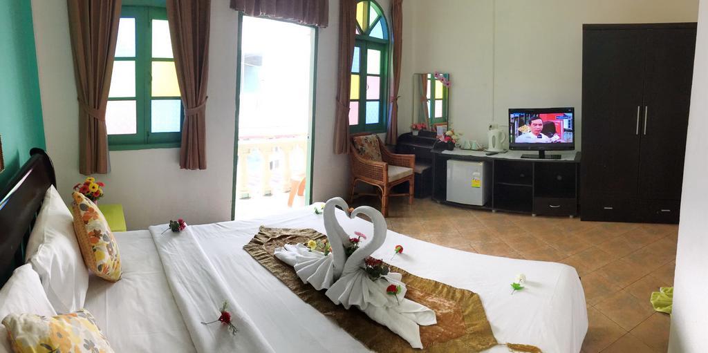 Goldsea Beach Patong Екстериор снимка